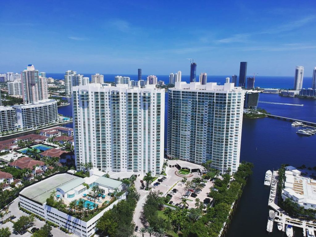 Peninsula Aventura: water views from every residence image 01